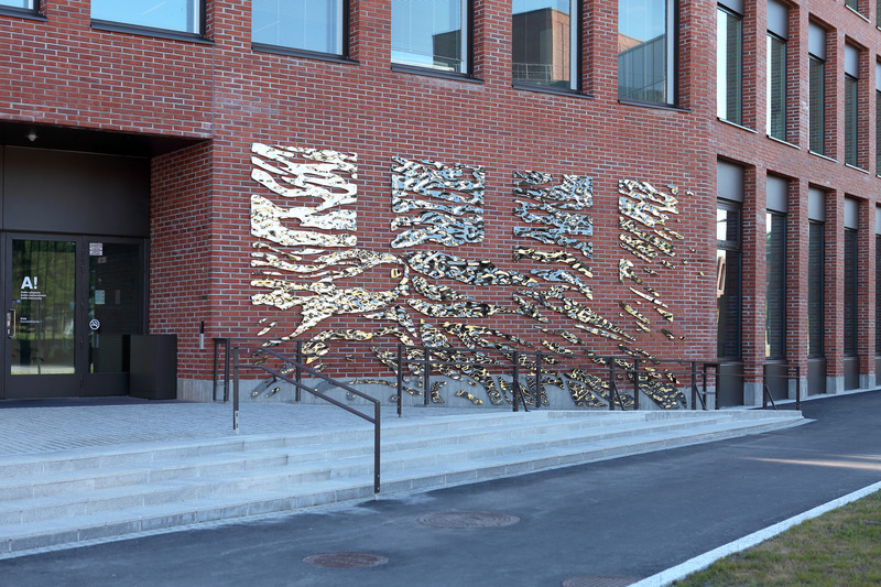 Dossier de presse | 985-10 - Communiqué de presse | In motion - Baptiste Debombourg, artiste - Art -   'In motion' – Oeuvre d’art publique pérenne pour la bâtiment Kide de l’Université Aalto, Dipoli, Otakaari 24, Espoo, Finlande. Commissaire Outi Turpeinen. Oeuvre en inox poly-mirroir (AISI 316), modèle dune small 3 mm Fielitz GmbH ©, Installation au mur avec scellement chimique spécial. Courtesy Patricia Dorfmann – Paris; Ipercubo Gallery – Milan; Krupic Kersting Gallery – Cologne; Studio Baptiste Debombourg – Paris.   - Crédit photo :   Baptiste Debombourg | Adagp 
