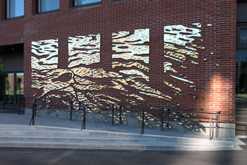 Dossier de presse | 985-10 - Communiqué de presse | In motion - Baptiste Debombourg, artiste - Art -  'In motion' – Oeuvre d’art publique pérenne pour la bâtiment Kide de l’Université Aalto, Dipoli, Otakaari 24, Espoo, Finlande. Commissaire Outi Turpeinen. Oeuvre en inox poly-mirroir (AISI 316), modèle dune small 3 mm Fielitz GmbH ©, Installation au mur avec scellement chimique spécial. Courtesy Patricia Dorfmann – Paris; Ipercubo Gallery – Milan; Krupic Kersting Gallery – Cologne; Studio Baptiste Debombourg – Paris.<span role="text"></span>  - Crédit photo : Baptiste Debombourg | Adagp 