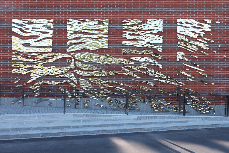 Dossier de presse | 985-10 - Communiqué de presse | In motion - Baptiste Debombourg, artiste - Art -  'In motion' – Oeuvre d’art publique pérenne pour la bâtiment Kide de l’Université Aalto, Dipoli, Otakaari 24, Espoo, Finlande. Commissaire Outi Turpeinen. Oeuvre en inox poly-mirroir (AISI 316), modèle dune small 3 mm Fielitz GmbH ©, Installation au mur avec scellement chimique spécial. Courtesy Patricia Dorfmann – Paris; Ipercubo Gallery – Milan; Krupic Kersting Gallery – Cologne; Studio Baptiste Debombourg – Paris.    - Crédit photo :  Baptiste Debombourg | Adagp 
