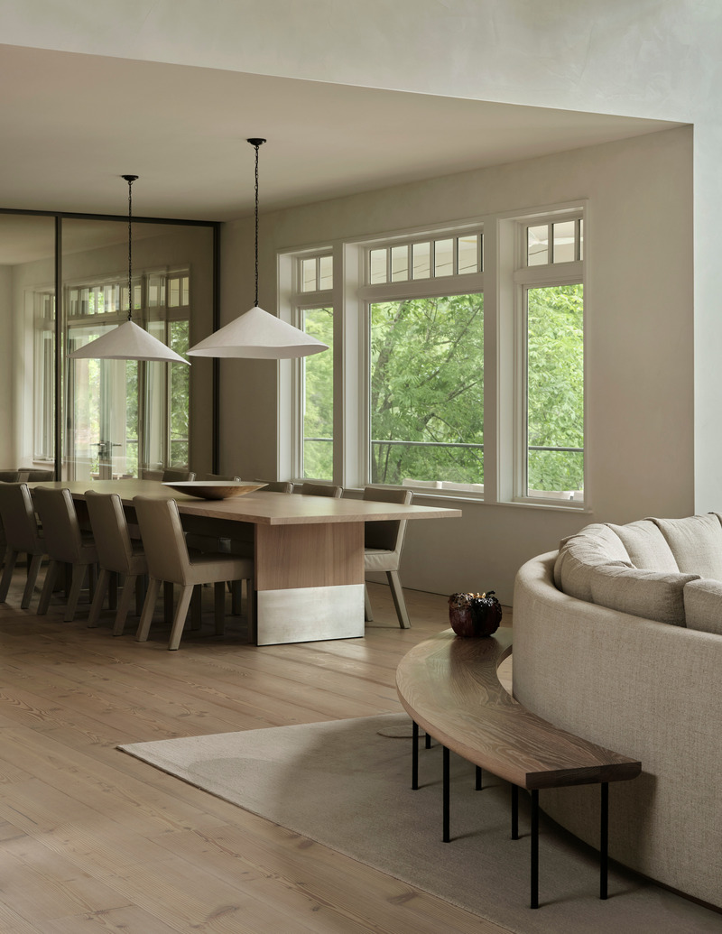 Dossier de presse | 6316-04 - Communiqué de presse | Summer Lake House - Ashley Botten Design - Design d’intérieur résidentiel - <p>To enhance spatial flow between the dining and living areas, we designed a 16-foot sofa that encircles the fireplace. A custom solid white oak bench follows its outer curvature, transforming what could have been wasted or unusable space.</p><br><br> - Crédit photo : Patrick Biller
