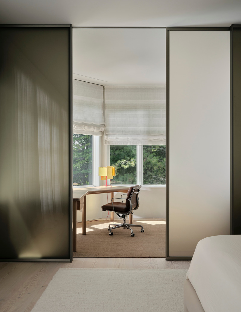 Dossier de presse | 6316-04 - Communiqué de presse | Summer Lake House - Ashley Botten Design - Design d’intérieur résidentiel - The primary bedroom and ensuite embrace a more subdued mood, with textured sea salt-hued walls and woven linen window coverings diffusing dappled sunlight.  - Crédit photo : Patrick Biller