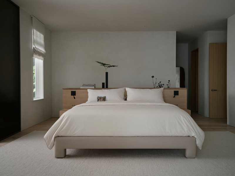 Dossier de presse | 6316-04 - Communiqué de presse | Summer Lake House - Ashley Botten Design - Design d’intérieur résidentiel - <p>The bed frame is tightly upholstered in wool suiting with a millwork piece set away from the wall to allow for an alternate passageway to the ensuite bathroom.</p><br> - Crédit photo : Patrick Biller