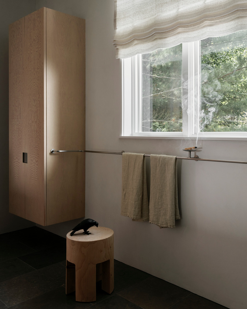 Dossier de presse | 6316-04 - Communiqué de presse | Summer Lake House - Ashley Botten Design - Design d’intérieur résidentiel - <p>In the ensuite, a custom brushed stainless steel towel bar wraps the cabinetry and includes a resting tray for burning incense while enjoying a hot shower.</p><br><br> - Crédit photo : Patrick Biller