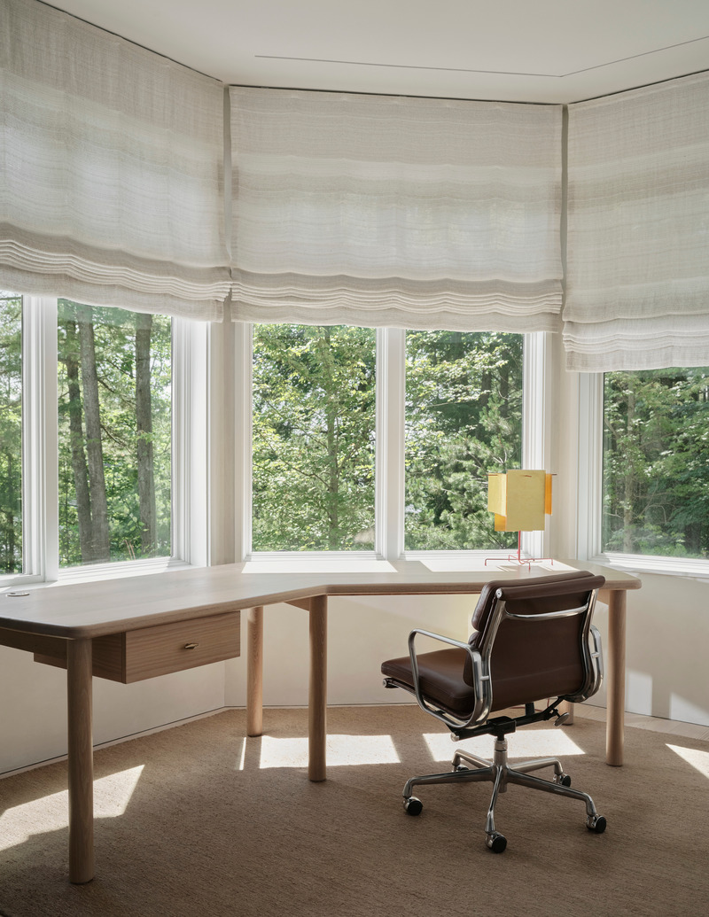 Dossier de presse | 6316-04 - Communiqué de presse | Summer Lake House - Ashley Botten Design - Design d’intérieur résidentiel - <p class="">The desk in the office is designed to the dimensions of the room as a guide with a gentle angle to allow it to stand freely in the room rather than be pushed to the edges of the wall. Its construction is simple and beautiful, with soft corners and traditional dowelled legs.  Finished with a sliding drawer with an abd tbar, there is a spot for hiding the essentials.</p> - Crédit photo : Patrick Biller