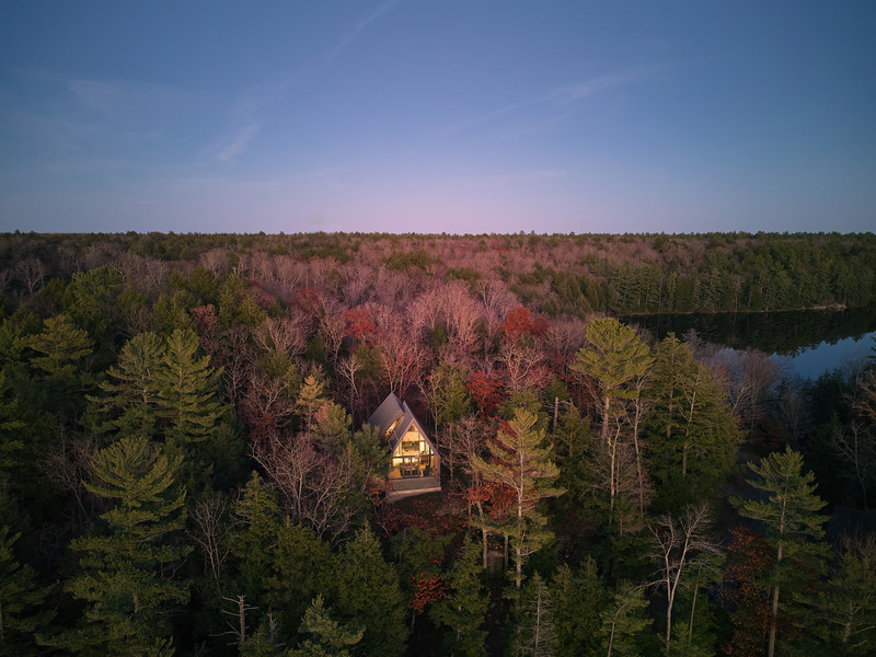 Dossier de presse | 1513-20 - Communiqué de presse | Bunkie on the Hill - Dubbeldam Architecture + Design - Architecture résidentielle - Bunkie on the Hill - Surrounding Context - Crédit photo : Riley Snelling