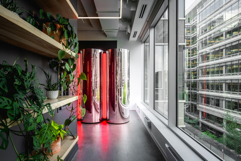 Press kit | 2626-04 - Press release | Plus Company Campus & Cossette Offices - LAAB architecture - Commercial Interior Design - The Mirror Silos internalizing and amplifying its urban surroundings - Photo credit: Raphael Thibodeau
