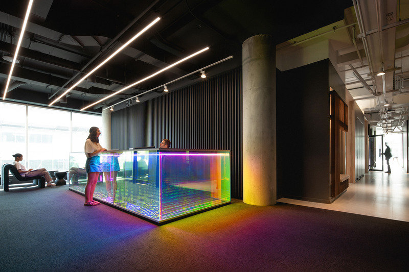 Press kit | 2626-04 - Press release | Plus Company Campus & Cossette Offices - LAAB architecture - Commercial Interior Design - Arrival sequence in reception area - Photo credit: Raphael Thibodeau