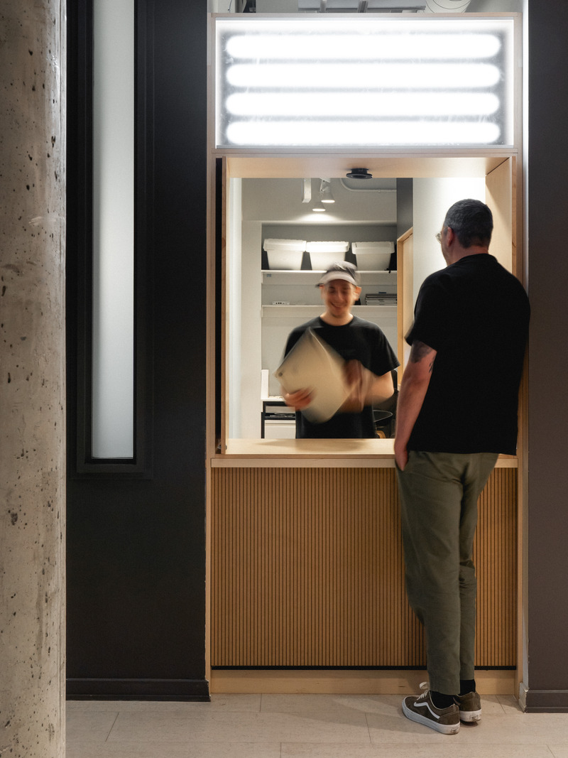 Press kit | 2626-04 - Press release | Plus Company Campus & Cossette Offices - LAAB architecture - Commercial Interior Design - View of IT service counter - Photo credit: Raphael Thibodeau