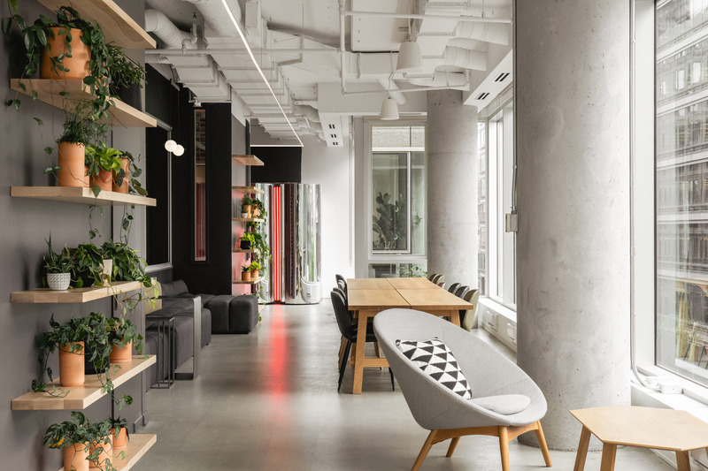 Press kit | 2626-04 - Press release | Plus Company Campus & Cossette Offices - LAAB architecture - Commercial Interior Design - Axial view from Bistro-Park towards main circulation - Photo credit: Raphael Thibodeau