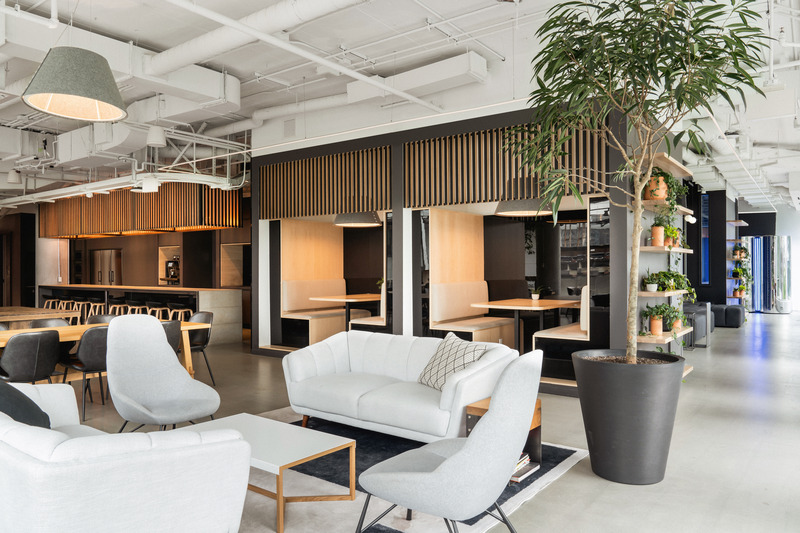 Press kit | 2626-04 - Press release | Plus Company Campus & Cossette Offices - LAAB architecture - Commercial Interior Design - View of lounge bar and alcove seating in Bistro-Park - Photo credit: Raphael Thibodeau