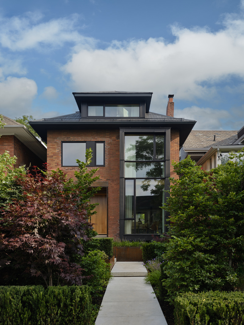 Dossier de presse | 7600-01 - Communiqué de presse | A Fresh Face in a Familiar Place: Summerhill Family Home Blends Contemporary Living with Neighborhood Charm - Barbora Vokac Taylor Architect Inc. - Architecture résidentielle - <p class="">An urban home re-designed to support a less formal and more family-focused contemporary life, thoughtfully detailed to cradle the everyday.</p> - Crédit photo :  Doublespace Photography 