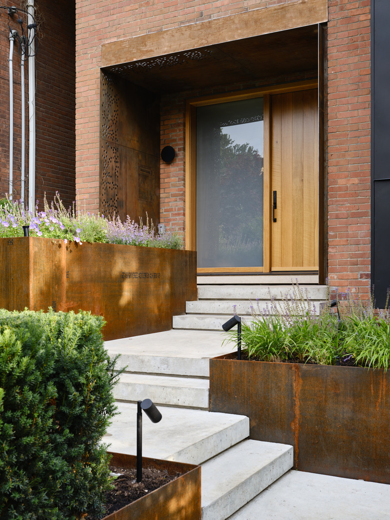 Dossier de presse | 7600-01 - Communiqué de presse | A Fresh Face in a Familiar Place: Summerhill Family Home Blends Contemporary Living with Neighborhood Charm - Barbora Vokac Taylor Architect Inc. - Architecture résidentielle -  <p class="">Located in the Summerhill area of Toronto, the property is both urban yet also private and discreet.</p>  - Crédit photo :  Doublespace Photography 