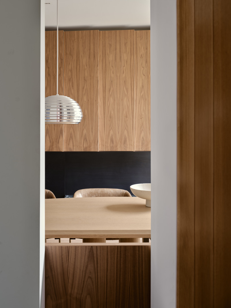 Dossier de presse | 7600-01 - Communiqué de presse | A Fresh Face in a Familiar Place: Summerhill Family Home Blends Contemporary Living with Neighborhood Charm - Barbora Vokac Taylor Architect Inc. - Architecture résidentielle - “Having a sense of the spaces beyond expands the feeling of compact rooms and avoids the feeling of spatial confinement that can be common in the narrower lots of the city.” - Crédit photo :  Doublespace Photography 