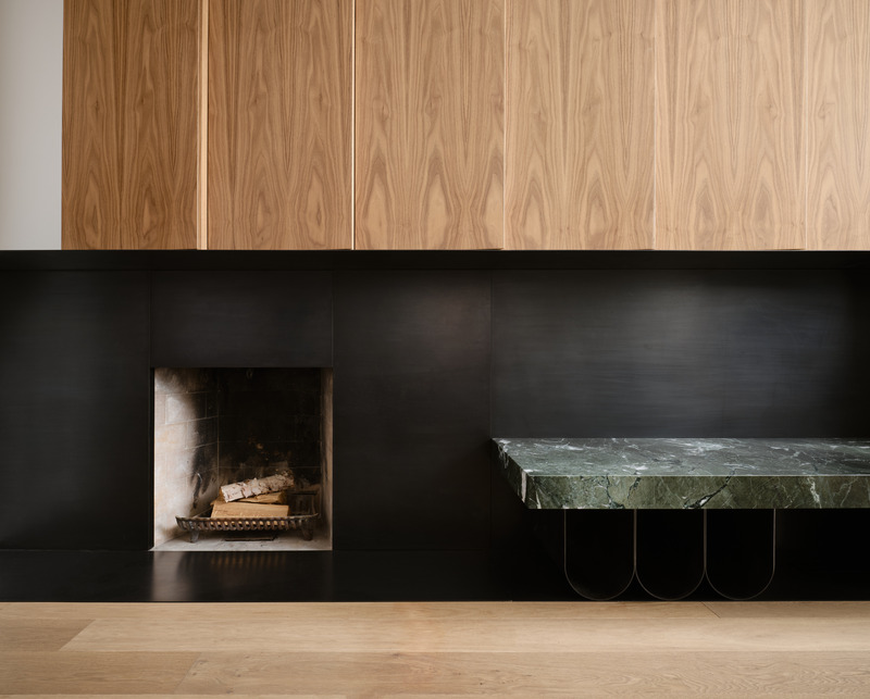 Dossier de presse | 7600-01 - Communiqué de presse | A Fresh Face in a Familiar Place: Summerhill Family Home Blends Contemporary Living with Neighborhood Charm - Barbora Vokac Taylor Architect Inc. - Architecture résidentielle - The existing wood-burning masonry fireplace and chimney were preserved, updated and refined with a new surround and marble bench.<span></span> - Crédit photo :  Doublespace Photography 