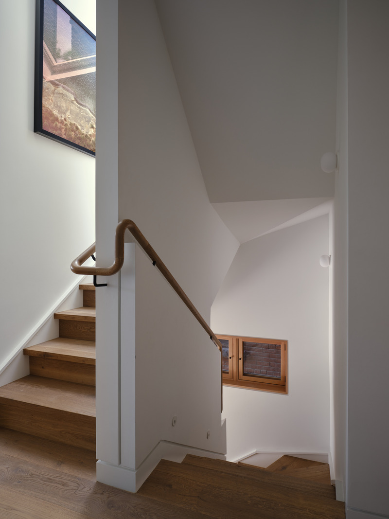 Dossier de presse | 7600-01 - Communiqué de presse | A Fresh Face in a Familiar Place: Summerhill Family Home Blends Contemporary Living with Neighborhood Charm - Barbora Vokac Taylor Architect Inc. - Architecture résidentielle -  <p class="">A smooth, sculpted continuous white oak wood handrail guides one from the public floors up to the private spaces where the rooms support the activities of the family and reflect how they want to live.</p>  - Crédit photo :  Doublespace Photography 