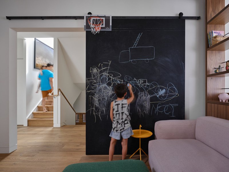 Dossier de presse | 7600-01 - Communiqué de presse | A Fresh Face in a Familiar Place: Summerhill Family Home Blends Contemporary Living with Neighborhood Charm - Barbora Vokac Taylor Architect Inc. - Architecture résidentielle -  <p class="">The living room at the ground floor is connected with the second-floor kids lounge room – where entertaining guests of all generations can happen together, but separately.</p>  - Crédit photo :  Doublespace Photography 