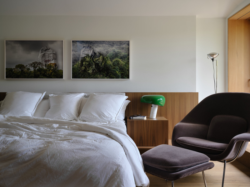 Dossier de presse | 7600-01 - Communiqué de presse | A Fresh Face in a Familiar Place: Summerhill Family Home Blends Contemporary Living with Neighborhood Charm - Barbora Vokac Taylor Architect Inc. - Architecture résidentielle - Primary Bedroom with soft light from north-facing window. Art by Ingrid Weyland, Topographies of Fragility XXIII &amp; XXV. Curated by Pearl Rowe. - Crédit photo :  Doublespace Photography 