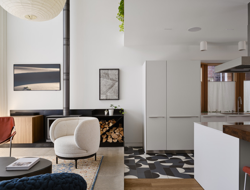 Dossier de presse | 7600-01 - Communiqué de presse | A Fresh Face in a Familiar Place: Summerhill Family Home Blends Contemporary Living with Neighborhood Charm - Barbora Vokac Taylor Architect Inc. - Architecture résidentielle - The reorganization of spaces offers flexibility for both a family of four and seamless impromptu entertaining.  - Crédit photo :  Doublespace Photography 