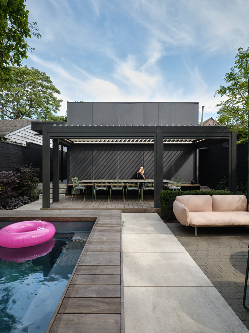 Dossier de presse | 7600-01 - Communiqué de presse | A Fresh Face in a Familiar Place: Summerhill Family Home Blends Contemporary Living with Neighborhood Charm - Barbora Vokac Taylor Architect Inc. - Architecture résidentielle - The garage sits disguised as the back wall of the dining pavilion, integrating quietly into the transformed rear garden.  - Crédit photo :  Doublespace Photography 
