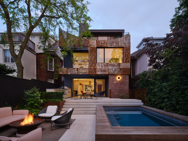 Dossier de presse | 7600-01 - Communiqué de presse | A Fresh Face in a Familiar Place: Summerhill Family Home Blends Contemporary Living with Neighborhood Charm - Barbora Vokac Taylor Architect Inc. - Architecture résidentielle - <p class="">The rear elevation features a sculptural</p><p class="">weathering steel screen – offering an expressive focus from the back garden.</p> - Crédit photo :  Doublespace Photography 
