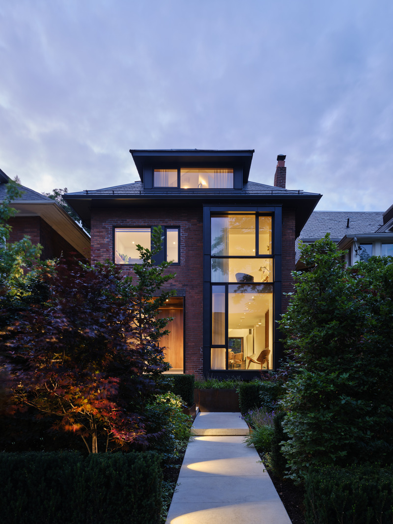 Dossier de presse | 7600-01 - Communiqué de presse | A Fresh Face in a Familiar Place: Summerhill Family Home Blends Contemporary Living with Neighborhood Charm - Barbora Vokac Taylor Architect Inc. - Architecture résidentielle - An urban home re-designed to support a less formal and more family-focused contemporary life, thoughtfully detailed to cradle the everyday. - Crédit photo :   Doublespace Photography  