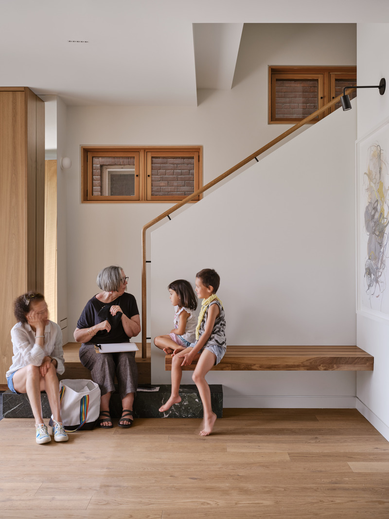 Dossier de presse | 7600-01 - Communiqué de presse | A Fresh Face in a Familiar Place: Summerhill Family Home Blends Contemporary Living with Neighborhood Charm - Barbora Vokac Taylor Architect Inc. - Architecture résidentielle - The young family forms the heart of a large, blended, and multigenerational extended family. They often host informal gatherings for family and friends. - Crédit photo :  Doublespace Photography 