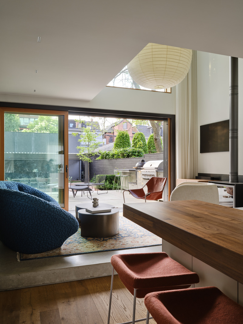 Dossier de presse | 7600-01 - Communiqué de presse | A Fresh Face in a Familiar Place: Summerhill Family Home Blends Contemporary Living with Neighborhood Charm - Barbora Vokac Taylor Architect Inc. - Architecture résidentielle - <p class="">The ground floor is freed of its previous</p><p class="">divisions and the large sliding door opens to continuously connect the heated living room floor to the heated deck of the patio – opening the ground level fully to the rear garden for easy entertaining.</p> - Crédit photo :  Doublespace Photography 