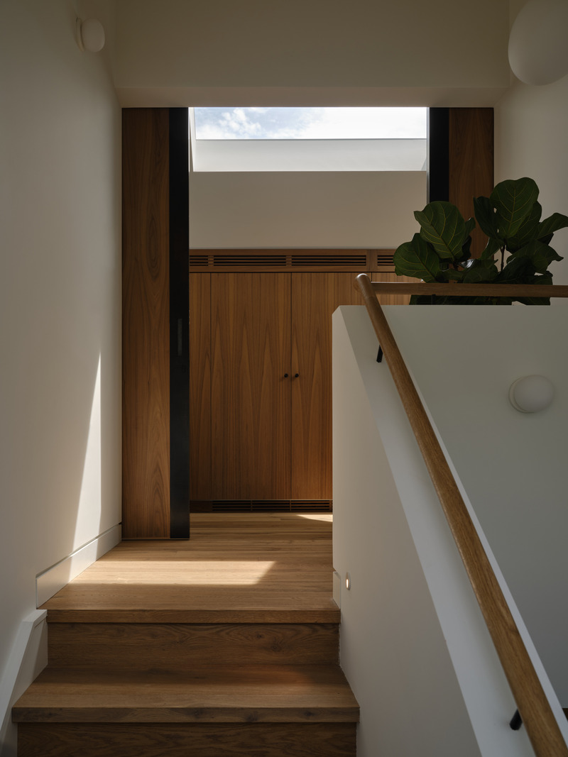 Dossier de presse | 7600-01 - Communiqué de presse | A Fresh Face in a Familiar Place: Summerhill Family Home Blends Contemporary Living with Neighborhood Charm - Barbora Vokac Taylor Architect Inc. - Architecture résidentielle -  <p class="">A central skylight sits atop the central stair washing bright daylight deep into the center of the long floor plate. The operable skylights enable warm air to passively ventilate out of the house during the warmer months, by way of the chimney effect.</p>  - Crédit photo :  Doublespace Photography 