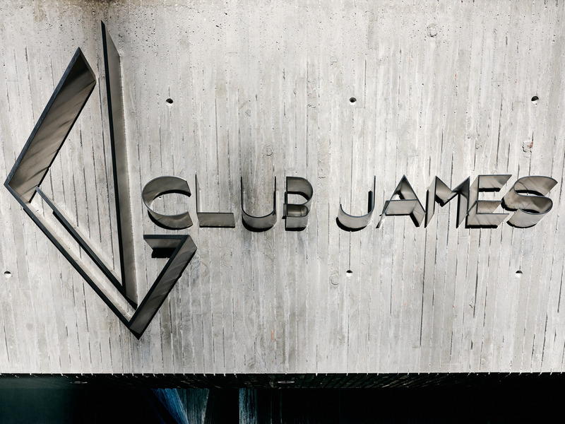 Dossier de presse | 2757-45 - Communiqué de presse | Honoring Architectural Lineage: Conner + Perry Architects Usher in a New Phase for an LA Landmark - Conner + Perry Architects - Architecture résidentielle -  <p class=""><b>Club James:</b> The unique custom stainless steel entry signage mounted on the project’s elegant board-formed concrete, announcing your arrival as you walk down the stairs into the nightclub.</p>  - Crédit photo : <p style=""> Joe Fletcher Photography <br style=""></p>