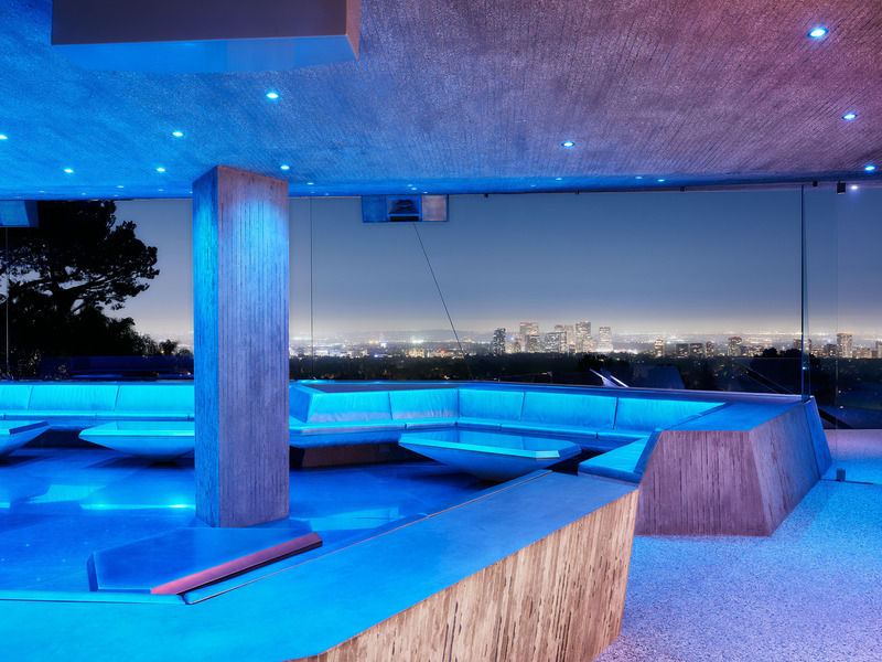 Dossier de presse | 2757-45 - Communiqué de presse | Honoring Architectural Lineage: Conner + Perry Architects Usher in a New Phase for an LA Landmark - Conner + Perry Architects - Architecture résidentielle - <p class=""><b>Nightclub:</b> Below the court is a fully functioning private nightclub. This facility includes a full concrete and stainless-steel bar, state-of-the-art sound and light systems controlled from a cantilevered stainless-steel DJ booth, stainless-steel dance floor, a 26-foot-long LED display wall, and operable glass façade framing the panoramic view of the city.</p> - Crédit photo : Joe Fletcher Photography