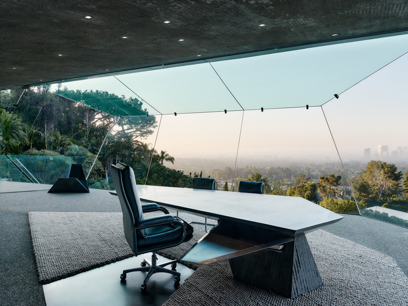 Dossier de presse | 2757-45 - Communiqué de presse | Honoring Architectural Lineage: Conner + Perry Architects Usher in a New Phase for an LA Landmark - Conner + Perry Architects - Architecture résidentielle - <p class=""><b>Club James Office:</b> Behind the striking cantilevered concrete and stainless-steel desk of James Goldstein one looks out over the garden to the panoramic views of Los Angeles beyond as day breaks on the city.</p> - Crédit photo : <p style="">Joe Fletcher Photography</p>