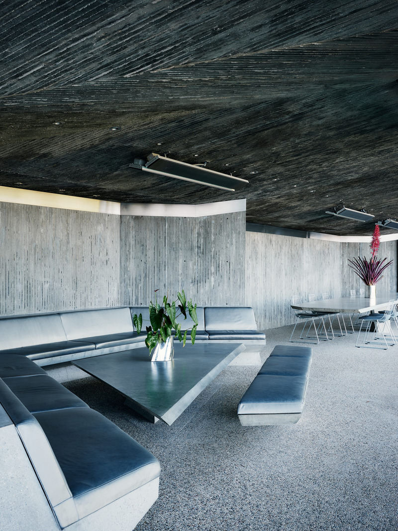 Dossier de presse | 2757-45 - Communiqué de presse | Honoring Architectural Lineage: Conner + Perry Architects Usher in a New Phase for an LA Landmark - Conner + Perry Architects - Architecture résidentielle - <p class=""><b>Lower Terrace Lounge: </b>Built-in concrete seating with custom upholstered cushions wrapping around a cantilevered concrete table.  The composition is emblematic of the firm’s design approach, adapting the visual language established on the project to new functions and contexts, continuing to blur the line between architecture and furniture.</p> - Crédit photo : Joe Fletcher Photography