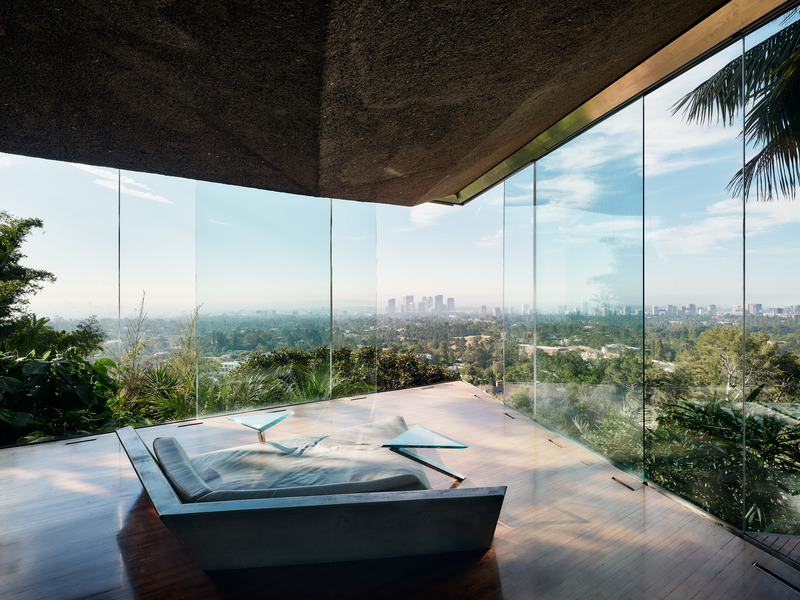 Dossier de presse | 2757-45 - Communiqué de presse | Honoring Architectural Lineage: Conner + Perry Architects Usher in a New Phase for an LA Landmark - Conner + Perry Architects - Architecture résidentielle - <p class=""><b>Sheats-Goldstein Residence:</b> View of the operable frameless corner windows of the primary bedroom suite looking out to the view of Century City and beyond. The built-in concrete and leather lounge with swiveling cantilevered stainless steel and triangular glass cocktail tables, the exotic Bubinga wood floors, frameless glass, and exposed concrete were all part of the improvements to the original residence undertaken with Lautner and Goldstein between 1979 and 1994. </p> - Crédit photo : Joe Fletcher Photography
