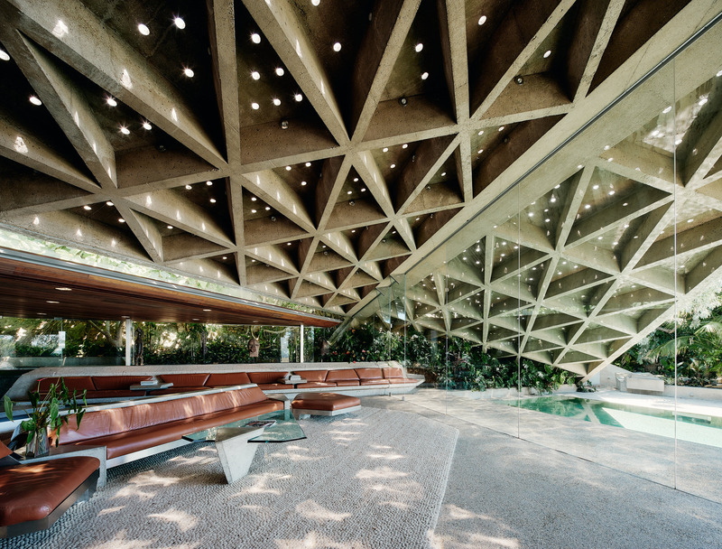 Dossier de presse | 2757-45 - Communiqué de presse | Honoring Architectural Lineage: Conner + Perry Architects Usher in a New Phase for an LA Landmark - Conner + Perry Architects - Architecture résidentielle -  <p class=""><b>Sheats-Goldstein Residence:</b> The living room, the focal point of the home, immortalized in film and an icon of modern architecture.  It is one of Lautner’s truest expressions of his interpretation of organic philosophy.  The famous concrete triangle coffered ceiling with hundreds of tiny round skylights is at once massive and light. The frameless glass wall and continuity of the building with the landscape blurs the boundaries between the indoor and outdoor space. </p>  - Crédit photo : Joe Fletcher Photography