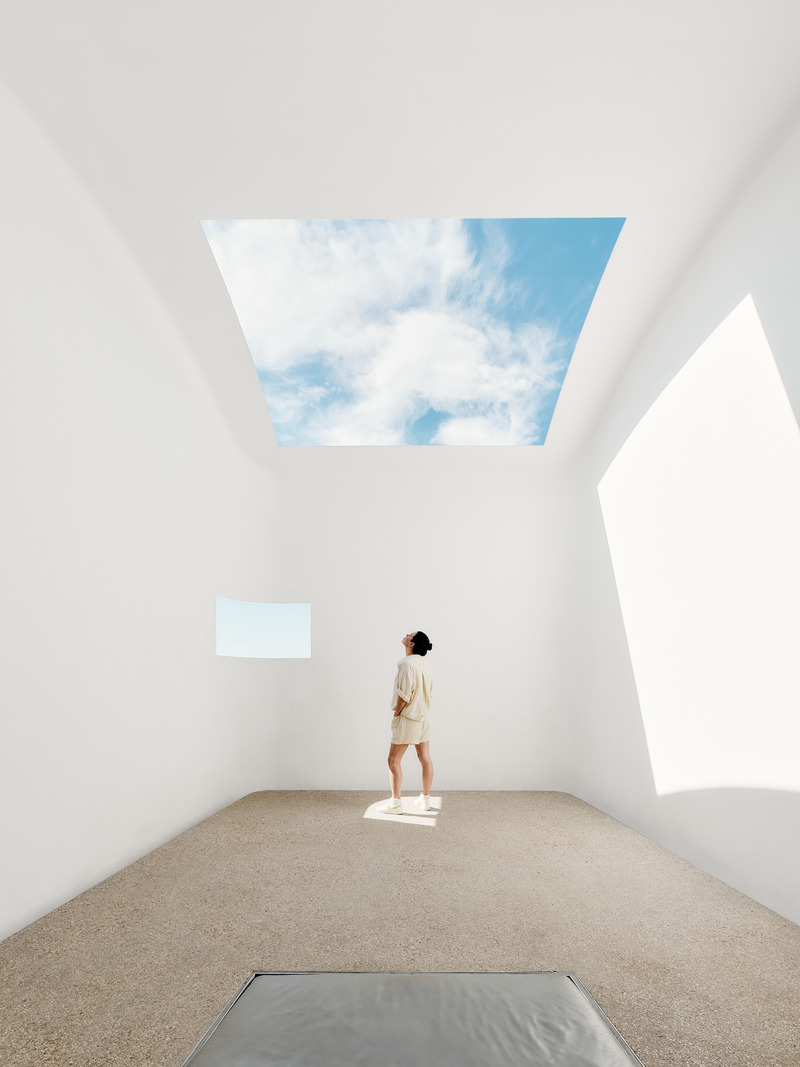 Dossier de presse | 2757-45 - Communiqué de presse | Honoring Architectural Lineage: Conner + Perry Architects Usher in a New Phase for an LA Landmark - Conner + Perry Architects - Architecture résidentielle - <p class=""><b>’Above Horizon’ Turrell Skyspace:</b> The Skyspace oculus and window are opened up during the day, framing the brilliant azure sky.  The artwork was originally intended by Goldstein to be a collaboration between James Turrell and John Lautner, however Lautner passed away before the design process could begin in earnest.  The installation was completed in 2004 under the direction of architect Duncan Nicholson.  Most recently the lighting and programming have been upgraded by Turrell’s studio in consultation with Conner + Perry.  </p> - Crédit photo : Joe Fletcher Photography