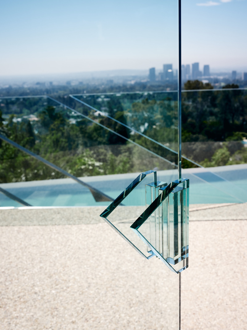 Dossier de presse | 2757-45 - Communiqué de presse | Honoring Architectural Lineage: Conner + Perry Architects Usher in a New Phase for an LA Landmark - Conner + Perry Architects - Architecture résidentielle -  <b>Club James Office Detail:</b> This all-glass detail is a modification of the door pulls in the original Lautner-designed residence, illustrating the new project's ties to the adjacent home.  It is a prime example of how the organic philosophy's holistic approach permeates the entire design at every scale, and materials are expressed in their purest forms.  - Crédit photo : Joe Fletcher Photography