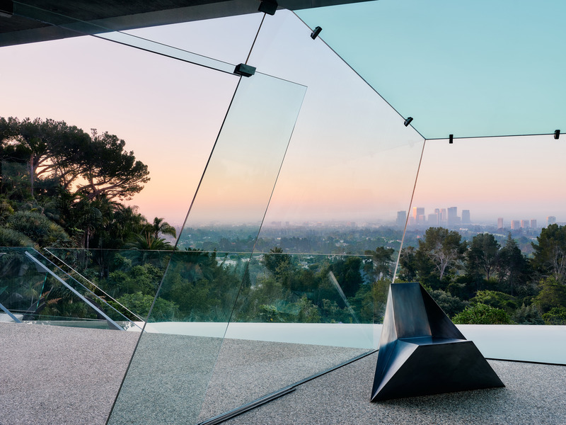 Dossier de presse | 2757-45 - Communiqué de presse | Honoring Architectural Lineage: Conner + Perry Architects Usher in a New Phase for an LA Landmark - Conner + Perry Architects - Architecture résidentielle -  <p class=""><b>Club James Office:</b> Looking out through the canted frameless glass enclosure of Goldstein’s office at dawn, the dynamic angles and minimal custom fittings create a crystalline form that pushes out into the space over the terrace and pool.  Featuring the "Tetra Chair" by Jude Chaaban and Aya Elmokadam.</p>  - Crédit photo :  Joe Fletcher Photography 