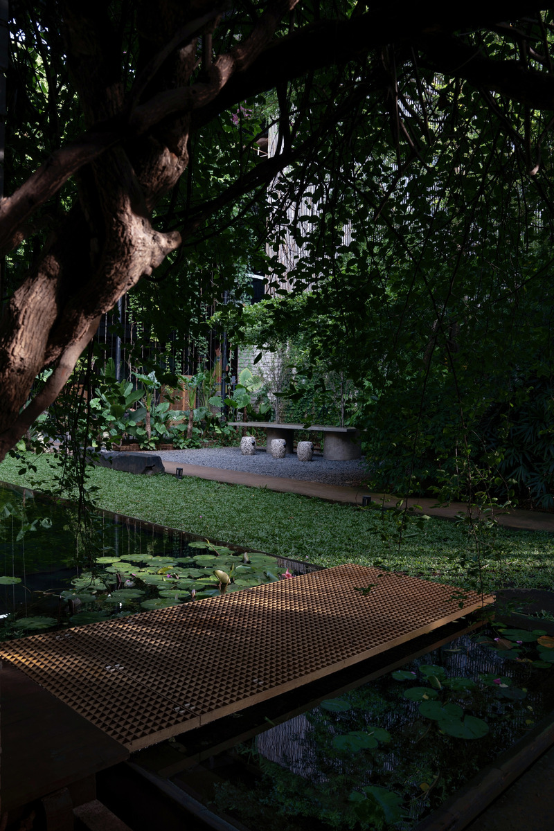 Dossier de presse | 5833-01 - Communiqué de presse | The Vibes Co-Space - Infinitive Architecture - Architecture commerciale - Courtyard entrance - Crédit photo : IFA