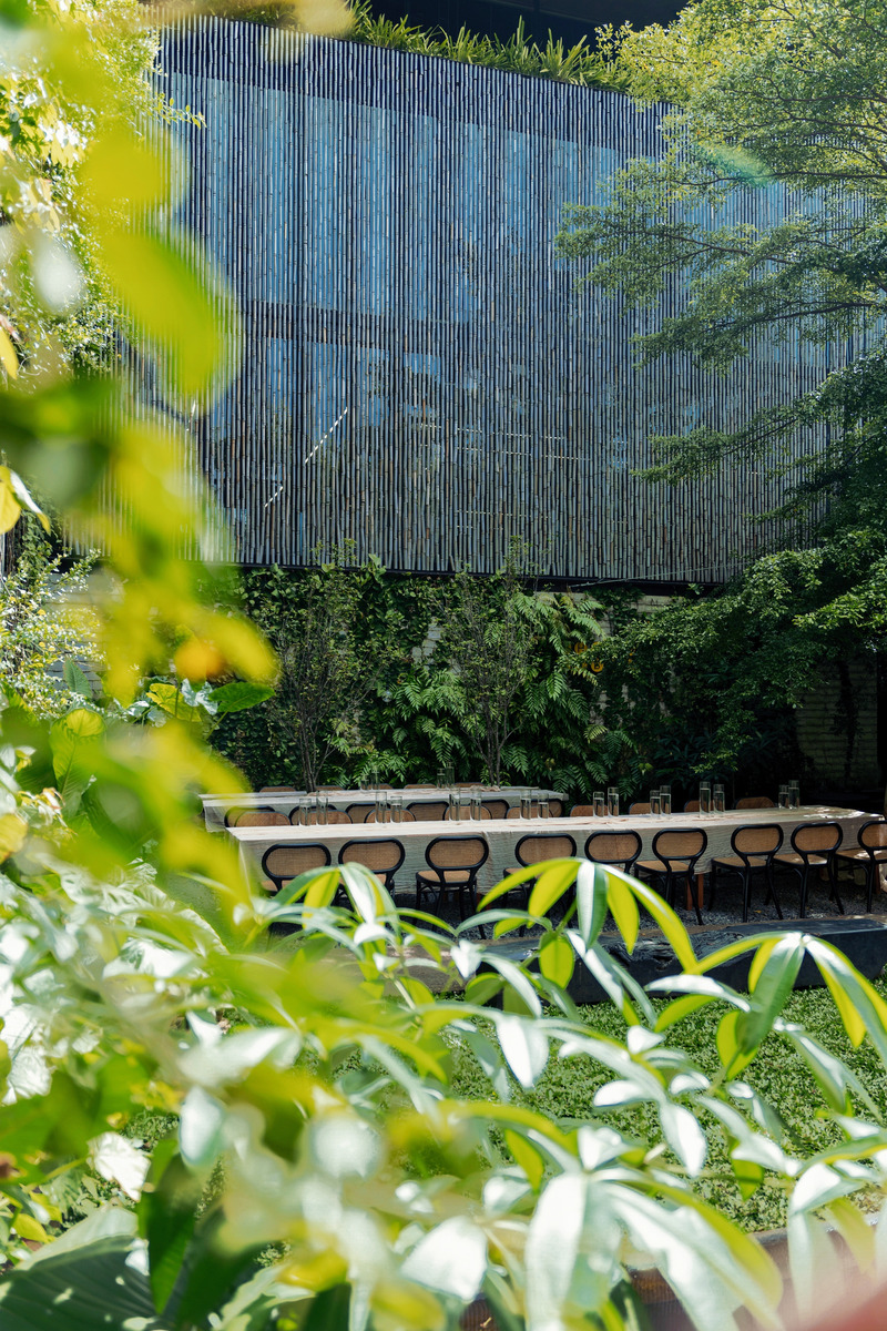 Dossier de presse | 5833-01 - Communiqué de presse | The Vibes Co-Space - Infinitive Architecture - Architecture commerciale - Courtyard view from restaurant buffer corridor - Crédit photo : IFA