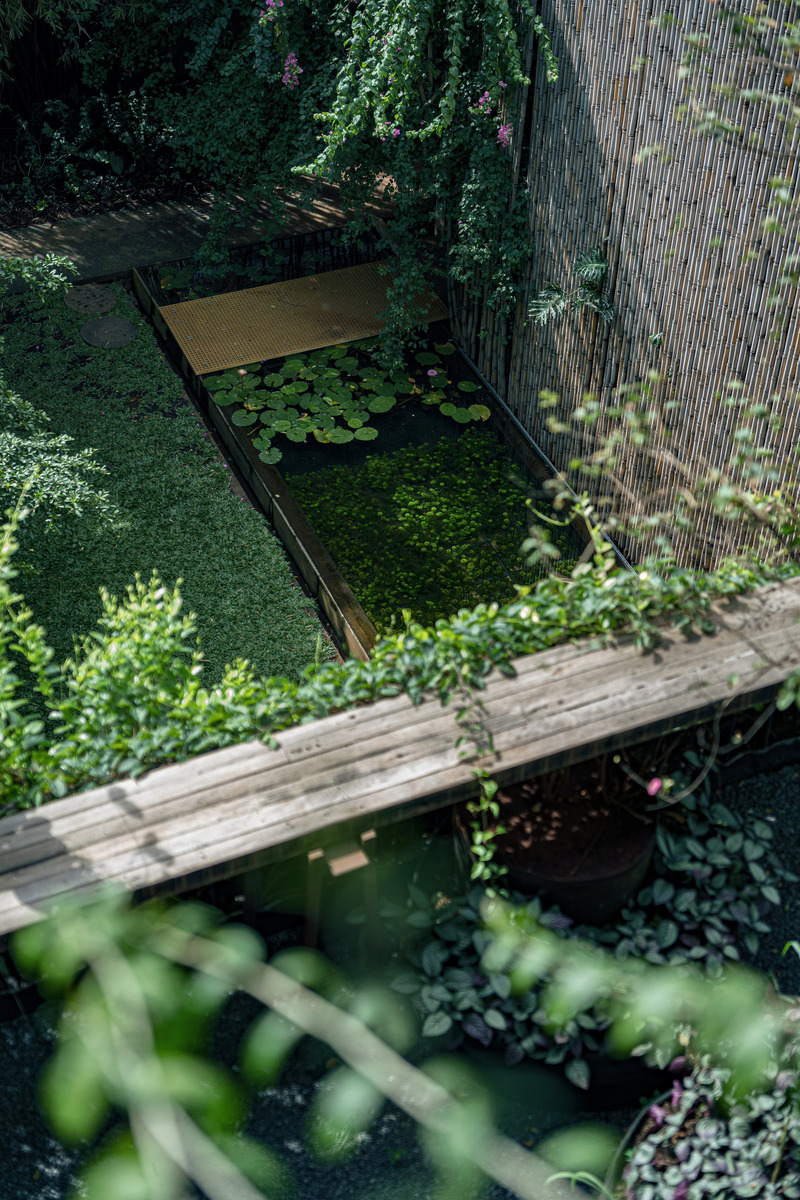 Dossier de presse | 5833-01 - Communiqué de presse | The Vibes Co-Space - Infinitive Architecture - Architecture commerciale - View from Level 3 corridor to Level 2 landscape deck - Crédit photo : IFA