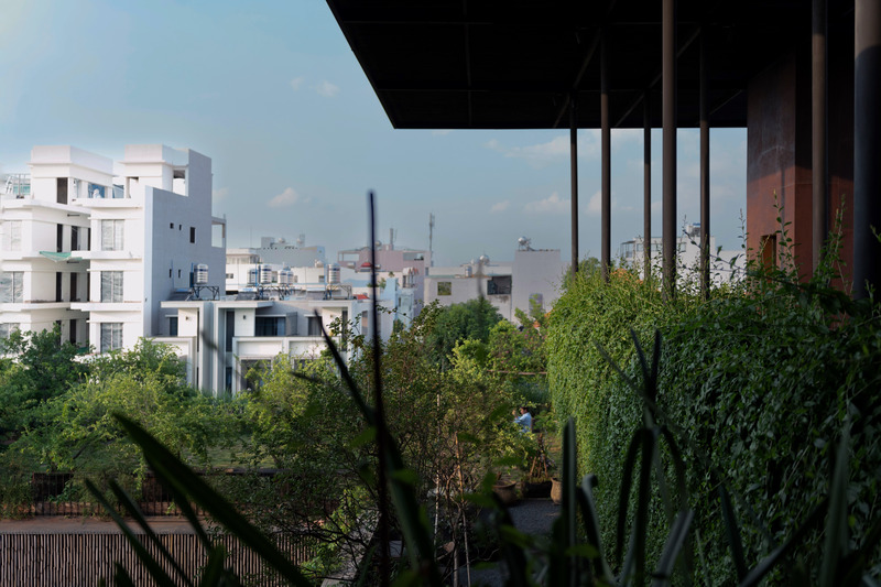 Dossier de presse | 5833-01 - Communiqué de presse | The Vibes Co-Space - Infinitive Architecture - Architecture commerciale - View from The Nostalgia entrance corridor to Level 2 rooftop garden (Nomad Tooftop) - Crédit photo : IFA