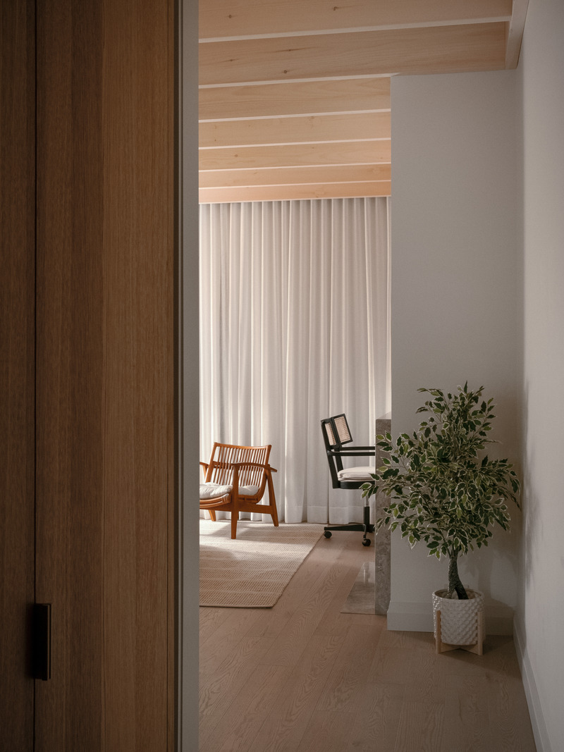 Dossier de presse | 2603-03 - Communiqué de presse | Le Spa à Manoir Hovey - LAMAS Architecture Ltd - Architecture commerciale - Vue de la suite à partir du couloir d'entrée  - Crédit photo : Félix Michaud