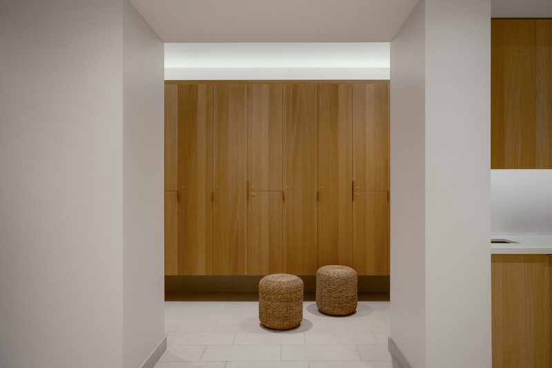 Dossier de presse | 2603-03 - Communiqué de presse | Le Spa à Manoir Hovey - LAMAS Architecture Ltd - Architecture commerciale - Casiers dans le vestiaire des femmes  - Crédit photo :  Félix Michaud 