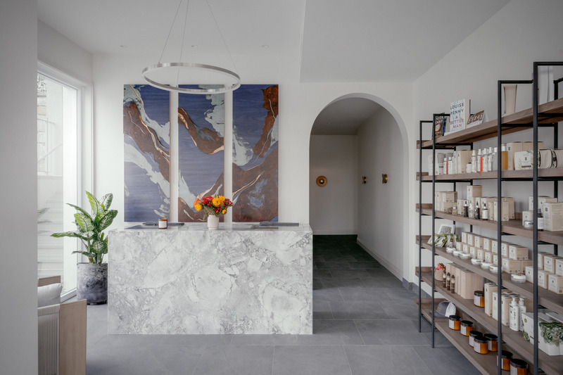 Dossier de presse | 2603-03 - Communiqué de presse | Le Spa à Manoir Hovey - LAMAS Architecture Ltd - Architecture commerciale - <font style="vertical-align: inherit;"><font style="vertical-align: inherit;"> Réception d'entrée avec oeuvre de Yechel Gagnon </font></font> - Crédit photo : Félix Michaud