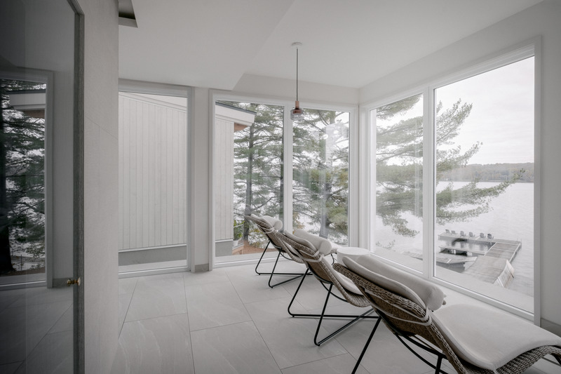 Dossier de presse | 2603-03 - Communiqué de presse | Le Spa à Manoir Hovey - LAMAS Architecture Ltd - Architecture commerciale - Salle de relaxation à côté du hammam et de la douche thérapeutique  - Crédit photo : Félix Michaud