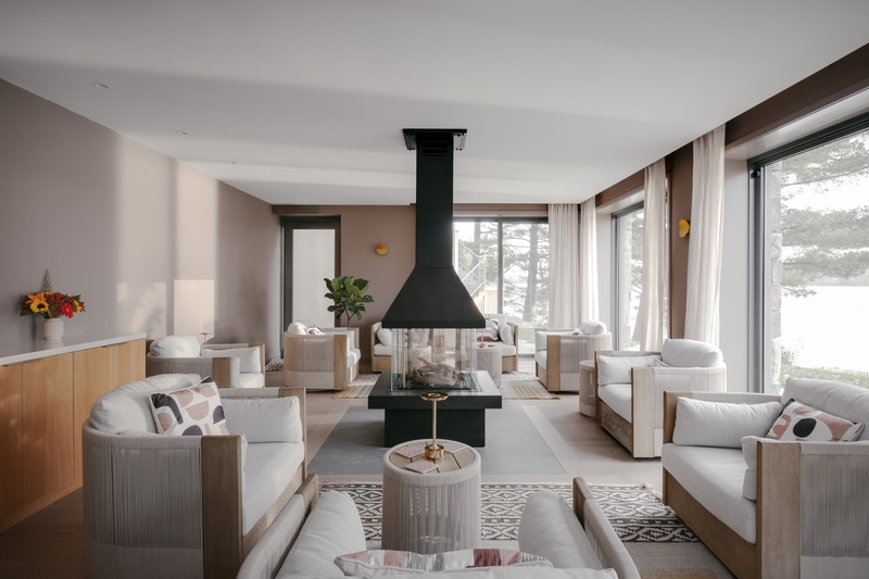 Dossier de presse | 2603-03 - Communiqué de presse | Le Spa à Manoir Hovey - LAMAS Architecture Ltd - Architecture commerciale - Salle de relaxation au rez-de-chaussée du bâtiment du spa - Crédit photo :  Félix Michaud 