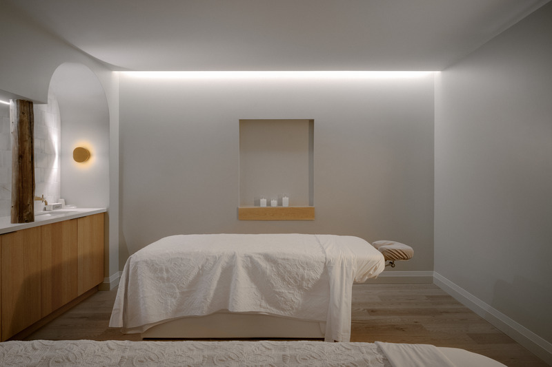 Dossier de presse | 2603-03 - Communiqué de presse | Le Spa à Manoir Hovey - LAMAS Architecture Ltd - Architecture commerciale - Salle de massage pour couple avec colonne d'arbre recalaminée en menuiserie - Crédit photo :  Félix Michaud 