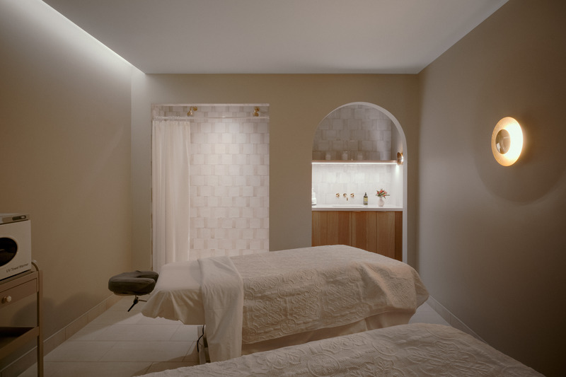 Dossier de presse | 2603-03 - Communiqué de presse | Le Spa à Manoir Hovey - LAMAS Architecture Ltd - Architecture commerciale - Salle de massage pour couples avec douche attenante en arrière-plan - Crédit photo : Félix Michaud