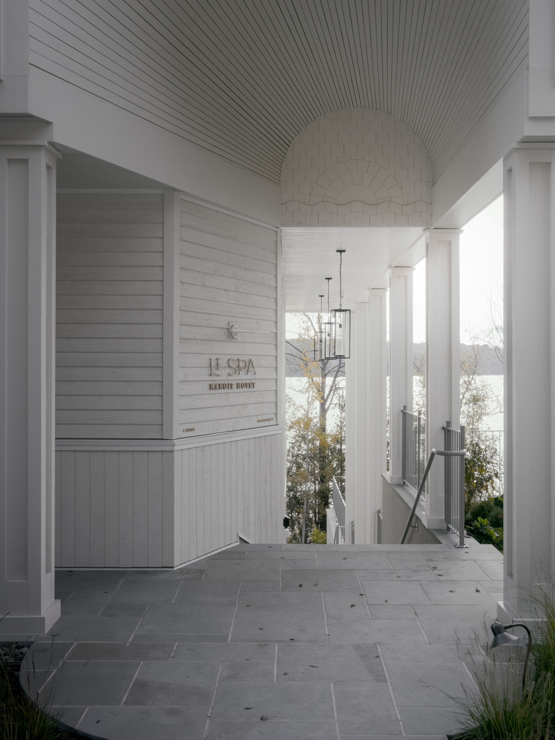 Dossier de presse | 2603-03 - Communiqué de presse | Le Spa à Manoir Hovey - LAMAS Architecture Ltd - Architecture commerciale - <font style="vertical-align: inherit;"><font style="vertical-align: inherit;"> Escaliers menant au niveau de la piscine et du spa </font></font> - Crédit photo : Félix Michaud