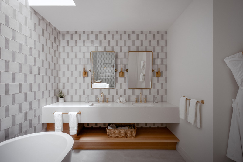 Dossier de presse | 2603-03 - Communiqué de presse | Le Spa à Manoir Hovey - LAMAS Architecture Ltd - Architecture commerciale - Vue sur les doubles lavabos de la salle de bains attenante  - Crédit photo :  Félix Michaud 